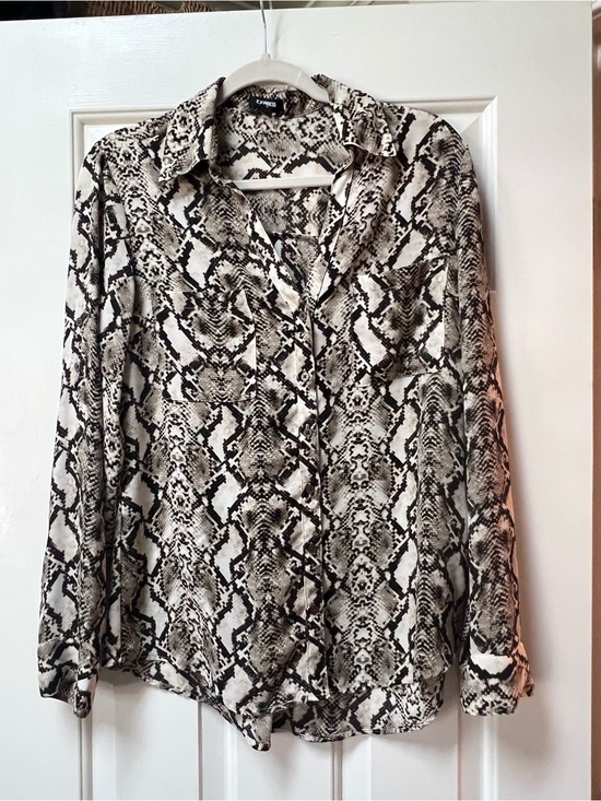 Express Tops - Express Snake-Print Button-Down Shirt - Black & Cream